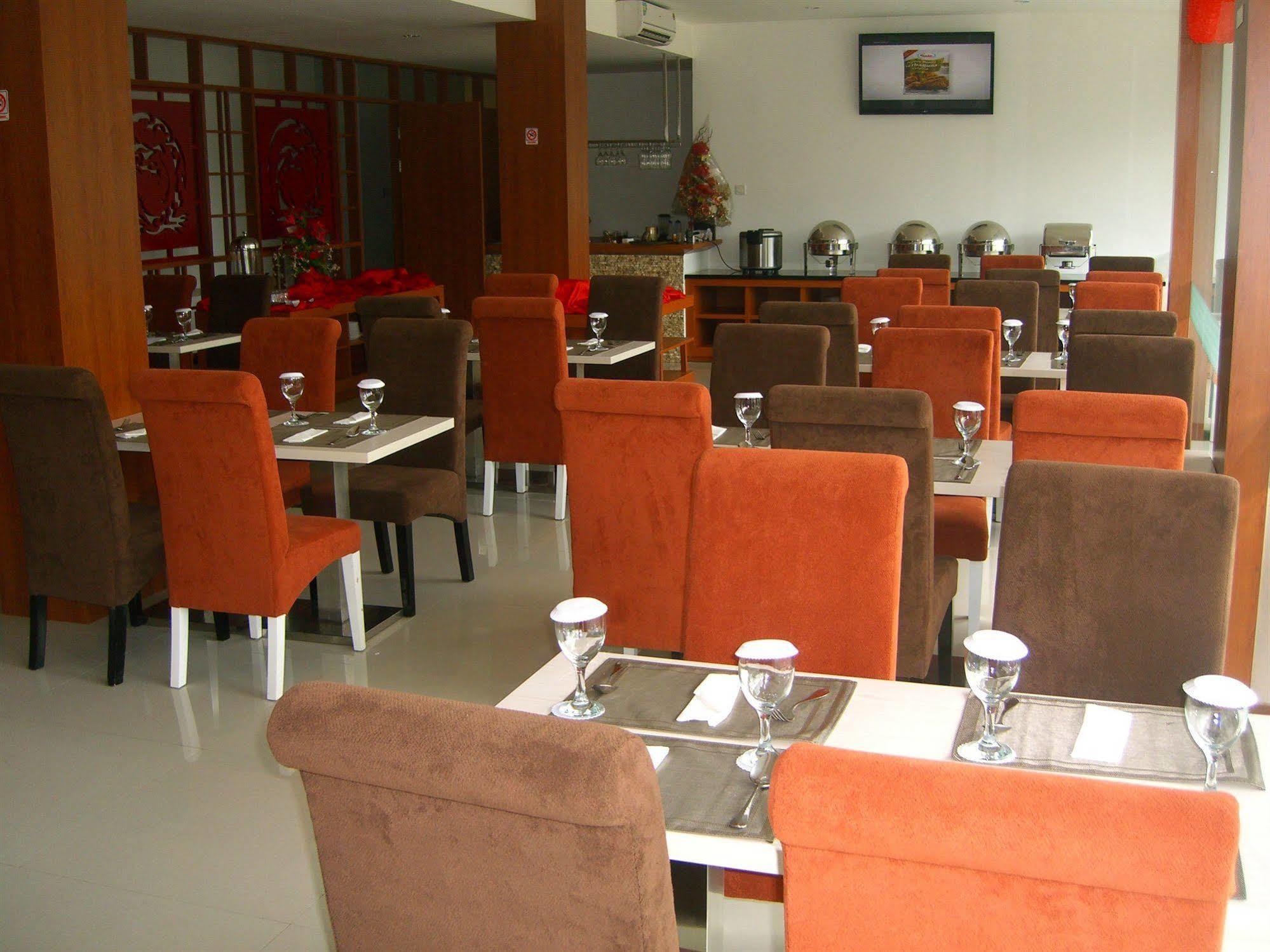 Dragon Inn Kendari Exterior foto