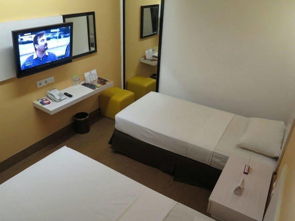 Dragon Inn Kendari Exterior foto